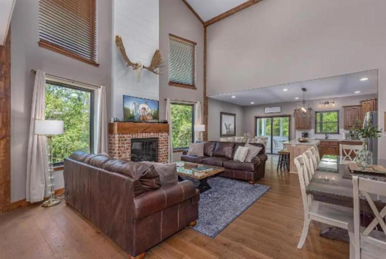 Вилла Premier Retreat With Hot Tub, Theater & Pool Table Холлистер Экстерьер фото