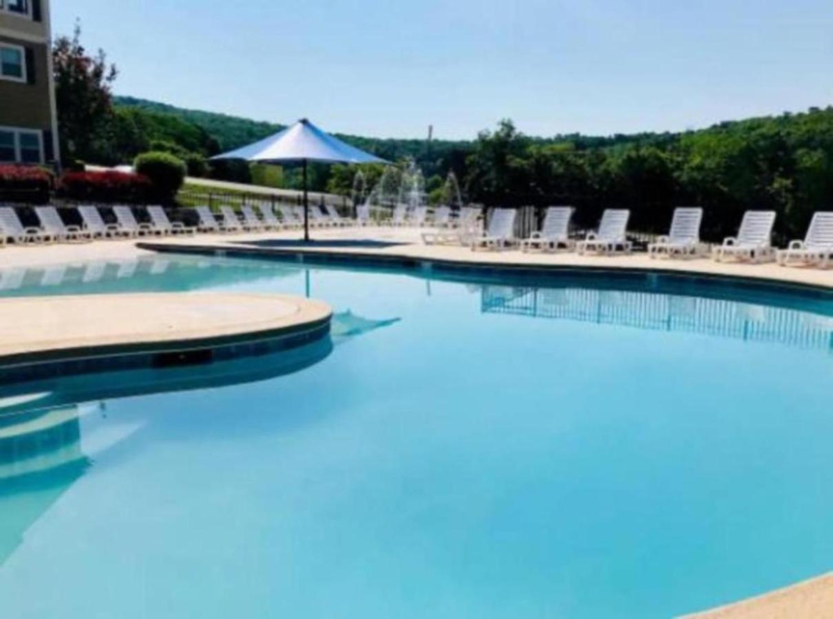 Вилла Premier Retreat With Hot Tub, Theater & Pool Table Холлистер Экстерьер фото