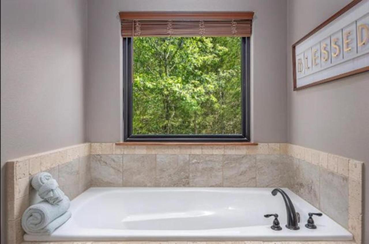 Вилла Premier Retreat With Hot Tub, Theater & Pool Table Холлистер Экстерьер фото
